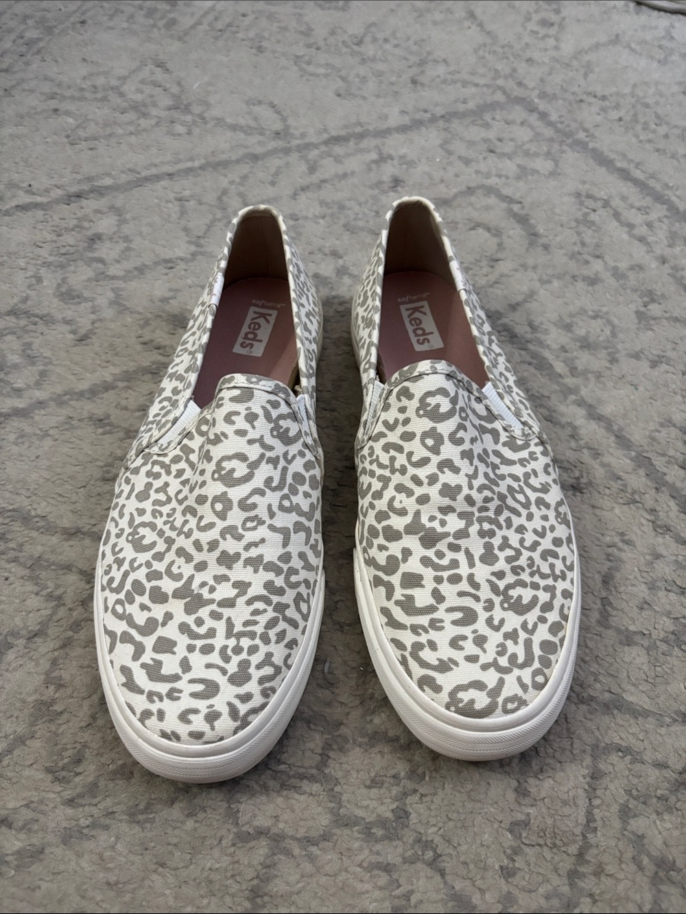✨Keds Women’s Slip-On Sneakers in White and Gray Leopard Print